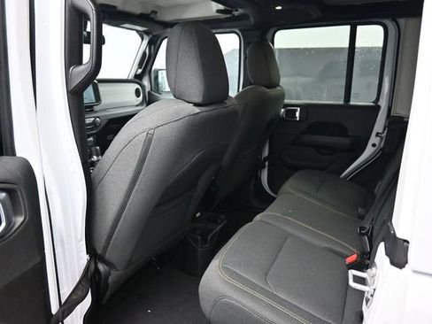 Used 2025 Jeep Wrangler Sahara image 14