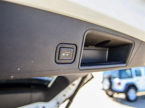 Certified 2023 GMC Terrain SLT image 14