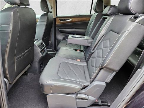 Used 2025 Volkswagen Atlas SE FWD image 16