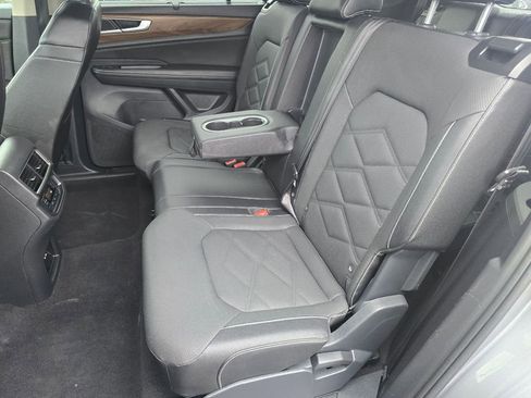 Used 2025 Volkswagen Atlas SE AWD/4WD image 29