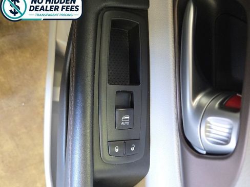 Used 2018 Chrysler Pacifica Touring-L FWD image 22