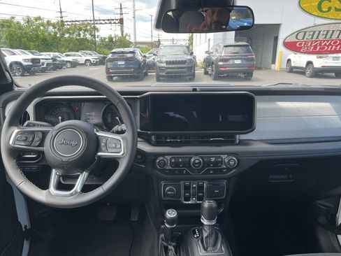 Certified 2025 Jeep Wrangler Unlimited Sahara AWD/4WD image 36