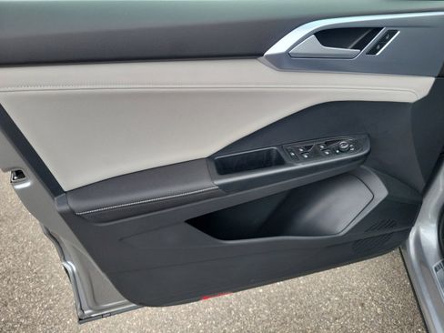 Certified 2025 Volkswagen Taos SE image 36