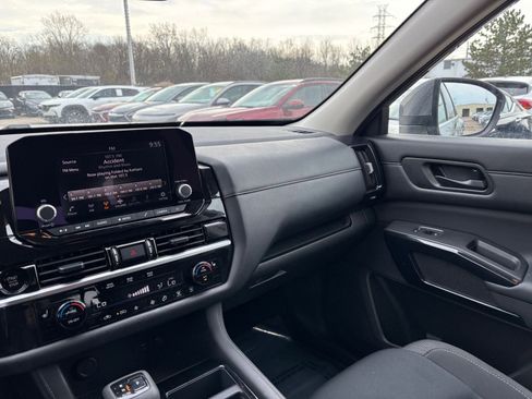 Used 2025 Nissan Pathfinder SV FWD image 38