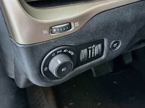 Used 2016 Jeep Cherokee Limited w/ Luxury Group FWD image 17