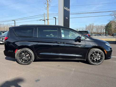 Used 2024 Chrysler Pacifica Limited w/ S Appearance Package image 13