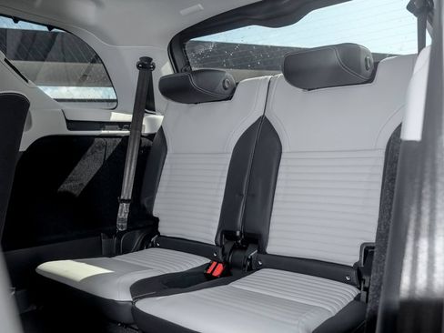 New 2026 Land Rover Discovery Limited Edition AWD/4WD image 16
