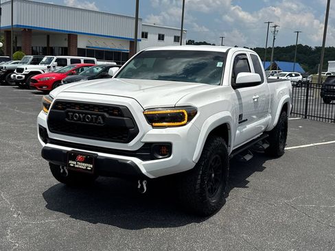 Used 2021 Toyota Tacoma SR5 AWD/4WD image 2