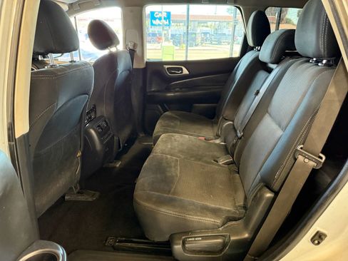 Used 2019 Nissan Pathfinder SV image 10