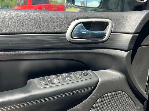 Used 2021 Jeep Grand Cherokee Laredo AWD/4WD image 28