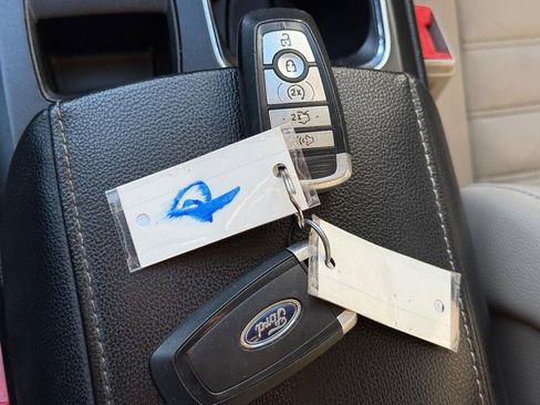 Used 2017 Ford Fusion SE w/ Fusion SE Technology Package image 30