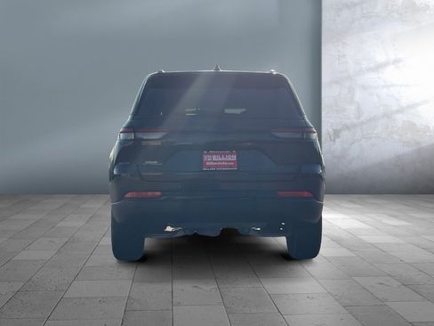 Used 2025 Jeep Grand Cherokee Altitude AWD/4WD image 5