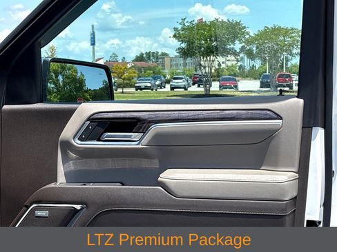 Used 2022 Chevrolet Silverado 1500 LTZ w/ LTZ Premium Package AWD/4WD image 18