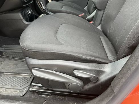 Used 2016 Jeep Renegade Latitude FWD image 13
