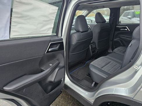 New 2025 Mitsubishi Outlander SE image 10