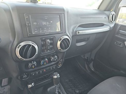 Used 2015 Jeep Wrangler Unlimited Sahara w/ Connectivity Group AWD/4WD image 23
