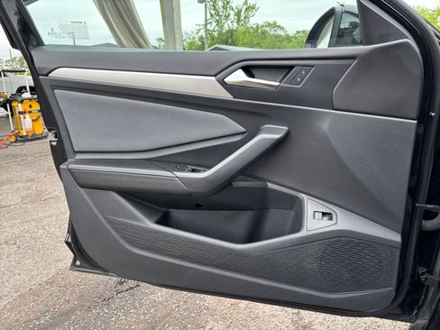 Used 2025 Volkswagen Jetta SE FWD image 18