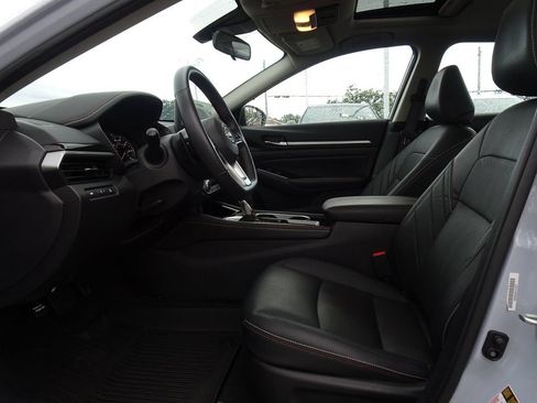 Used 2024 Nissan Altima 2.5 SR w/ SR Premium Package FWD image 8