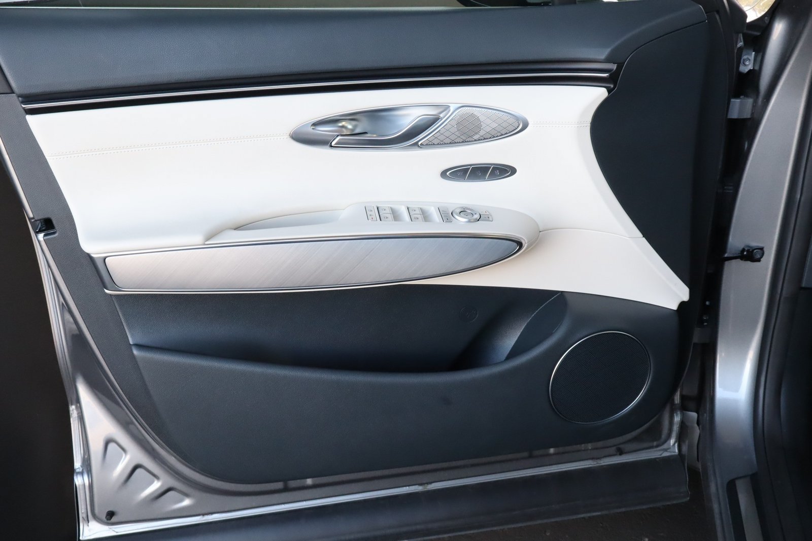Used 2025 Genesis Electrified GV70 AWD/4WD image 18