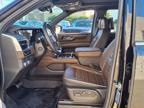 Used 2025 GMC Yukon XL Denali Ultimate w/ LPO, Illumination Package AWD/4WD image 19