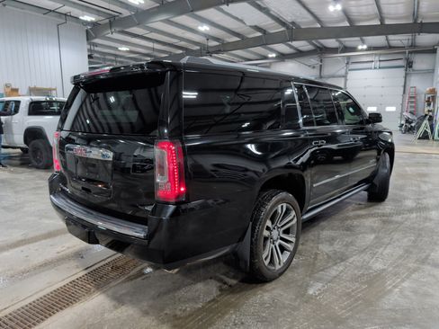 Used 2019 GMC Yukon XL Denali w/ Denali Ultimate Package image 3