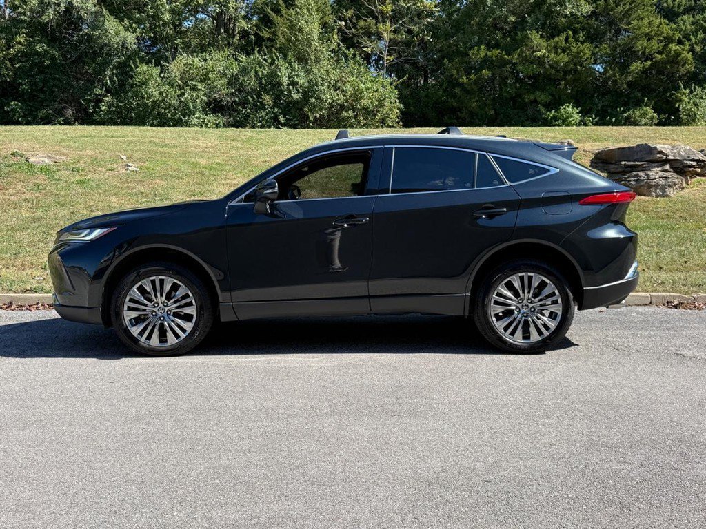 Used 2023 Toyota Venza XLE AWD/4WD image 2