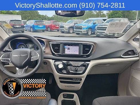 Certified 2023 Chrysler Voyager LX FWD image 4