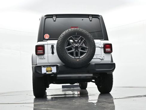 Used 2025 Jeep Wrangler Unlimited Sport AWD/4WD image 18