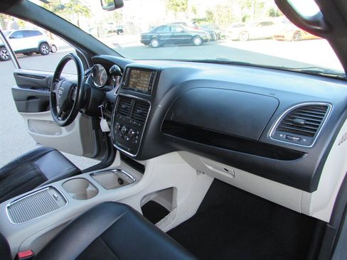 Used 2019 Dodge Grand Caravan SXT image 24
