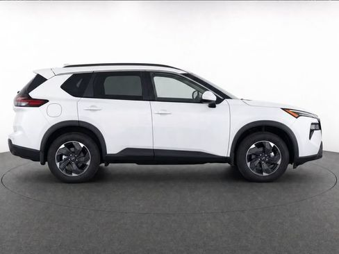 Used 2024 Nissan Rogue SV FWD image 2