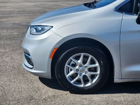 Used 2024 Chrysler Pacifica Touring-L image 8