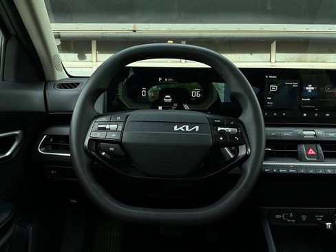 Used 2025 Kia K4 LXS image 32