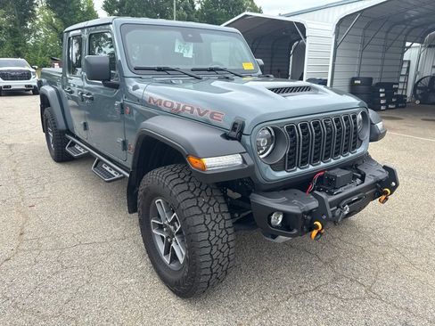 Used 2025 Jeep Gladiator Mojave w/ Convenience Group AWD/4WD image 5