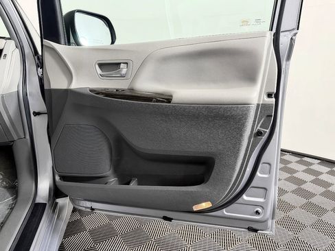 Used 2018 Toyota Sienna XLE w/ XLE Navigation Package AWD/4WD image 50