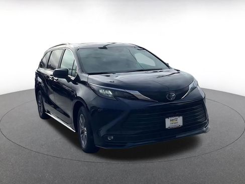Used 2025 Toyota Sienna XLE image 3