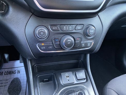 Used 2020 Jeep Cherokee Latitude FWD image 27