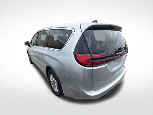 Used 2024 Chrysler Pacifica Touring-L FWD image 7