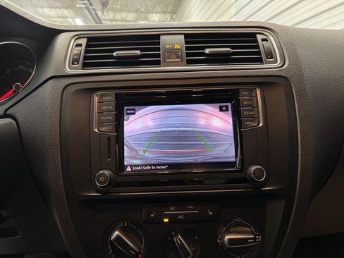 Used 2017 Volkswagen Jetta SE image 19