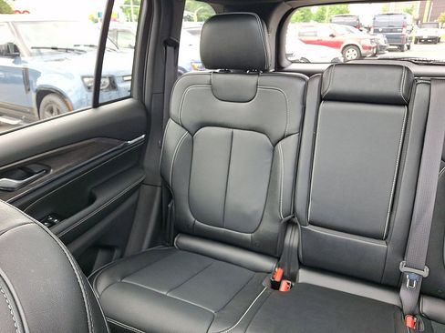 Used 2024 Jeep Grand Cherokee Overland AWD/4WD image 12