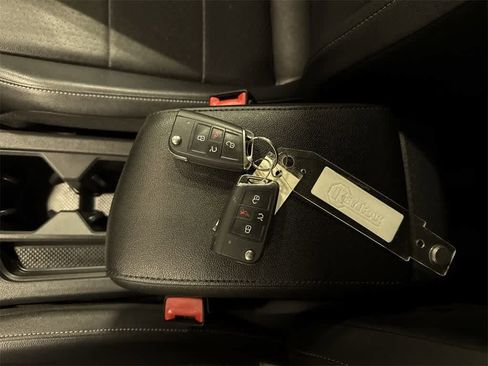 Used 2018 Volkswagen Tiguan SEL image 30