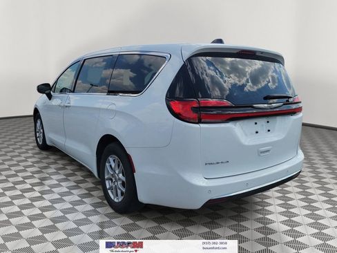 Used 2023 Chrysler Pacifica Touring-L FWD image 3