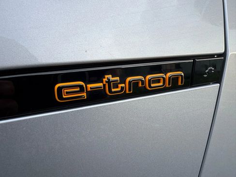 Used 2022 Audi e-tron Premium Plus w/ Premium Plus Package image 17