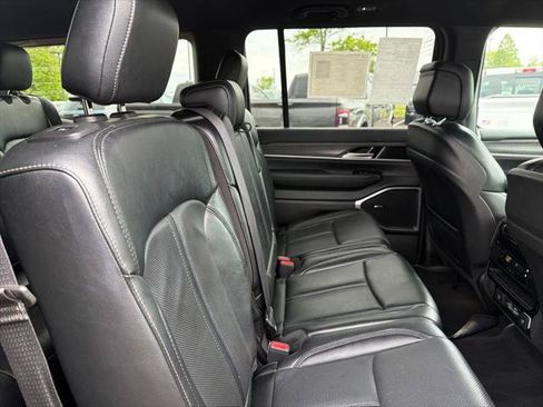 Certified 2024 Jeep Wagoneer Series II w/ Flexible Seating Group AWD/4WD image 10
