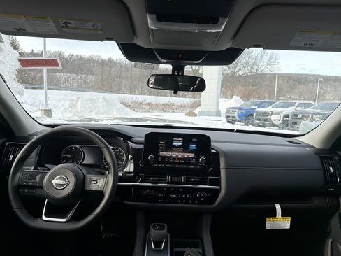 New 2025 Nissan Pathfinder SV image 12