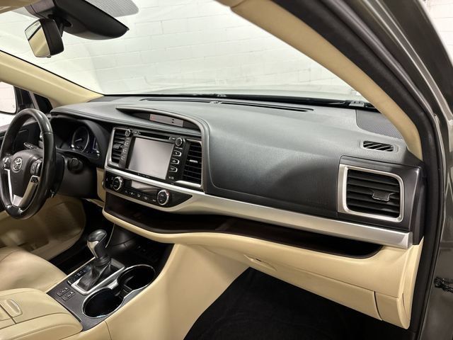 Used 2018 Toyota Highlander XLE FWD image 19