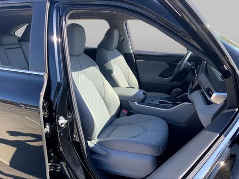 Used 2023 Toyota Highlander LE AWD/4WD image 16