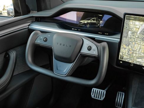 Used 2023 Tesla Model X Plaid image 18