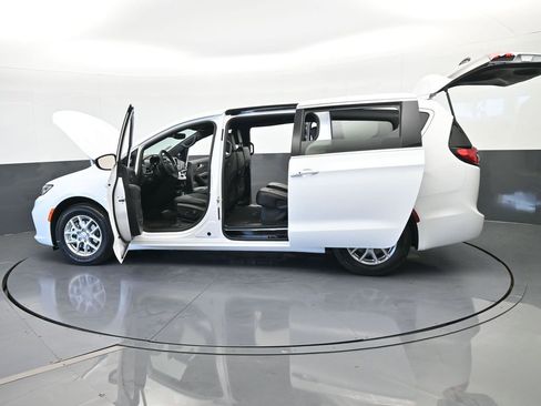New 2026 Chrysler Pacifica Select image 71