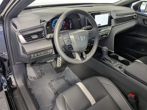Used 2025 Toyota Camry SE image 11