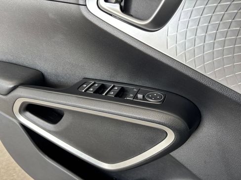 Used 2025 Kia Soul LX w/ LX Technology Package FWD image 18